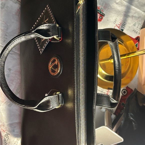 Elegant Black Vera Wang Handbag - Picture 16 of 16